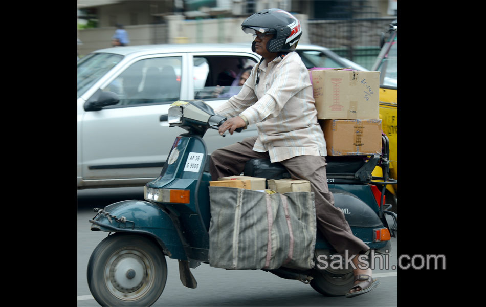 two wheelers with heavy luggage12