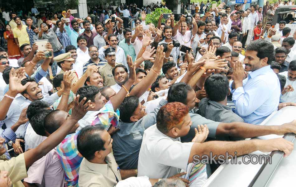 YS Jagan mohan reddy met IAF AN32 flight victim families in Visakhapatnam - Sakshi3