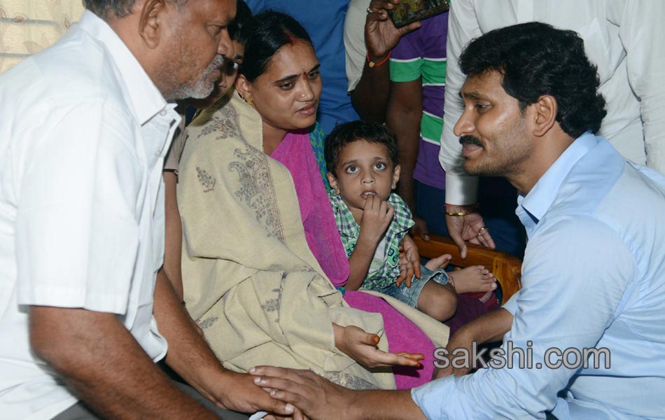 YS Jagan mohan reddy met IAF AN32 flight victim families in Visakhapatnam - Sakshi8