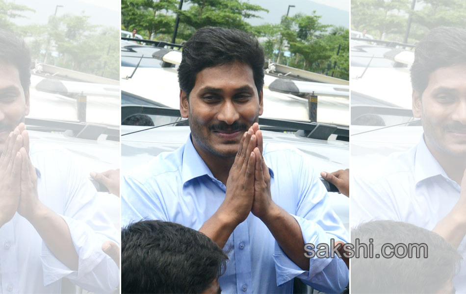 YS Jagan mohan reddy met IAF AN32 flight victim families in Visakhapatnam - Sakshi15