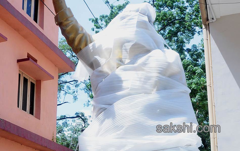 Ysr statue removed at Vijayawada police control room - Sakshi22