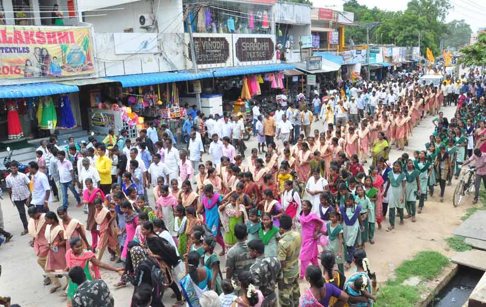 నగరిలో ప్రత్యేక హోదా కోసం ర్యాలీ చేస్తున్న విద్యార్థులు4