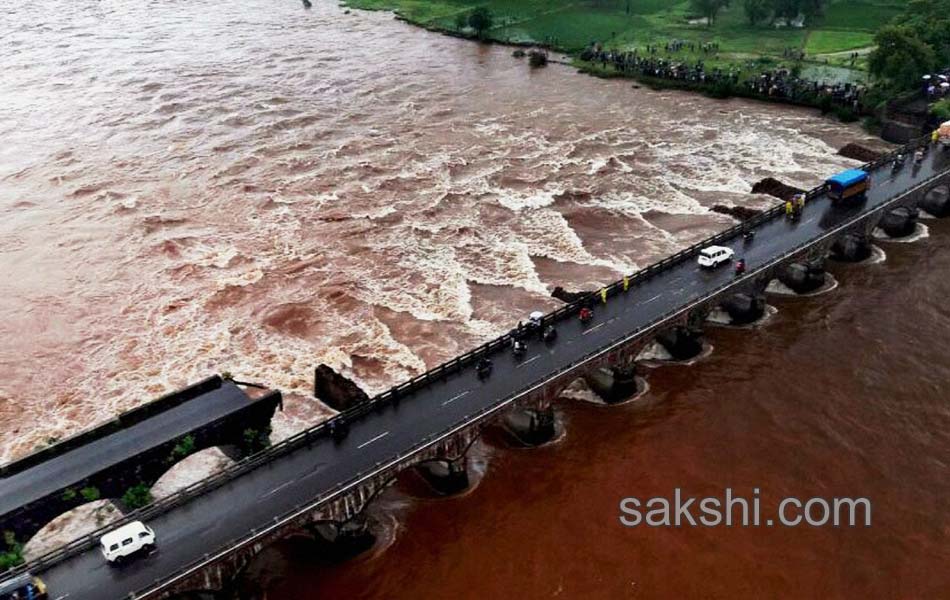 Mahad Poladpur bridge was washed away - Sakshi5