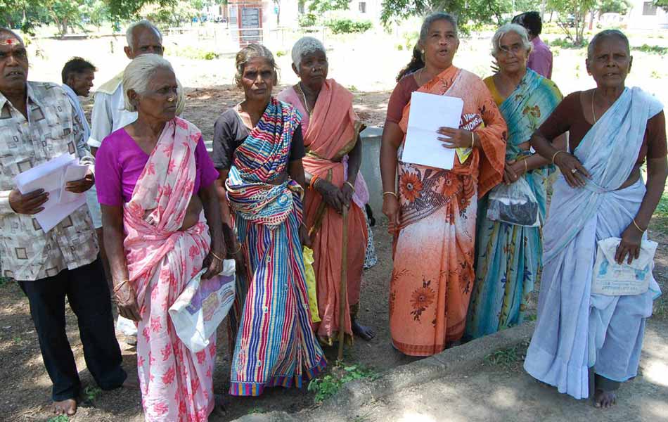 పింఛన్ల కోసం కలెక్టరేట్‌కు విచ్చేసిన వృద్ధులు4