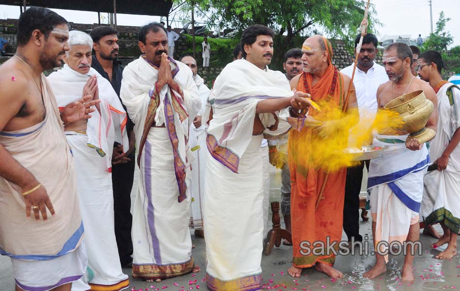 ys jagan mohan reddy in rishikesh - Sakshi6