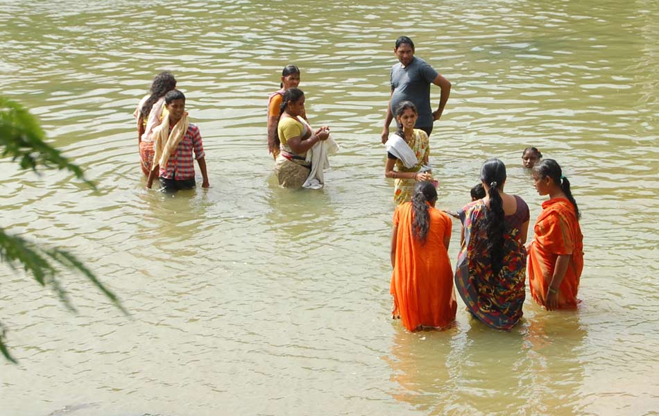 Devotees holly puskara bath2