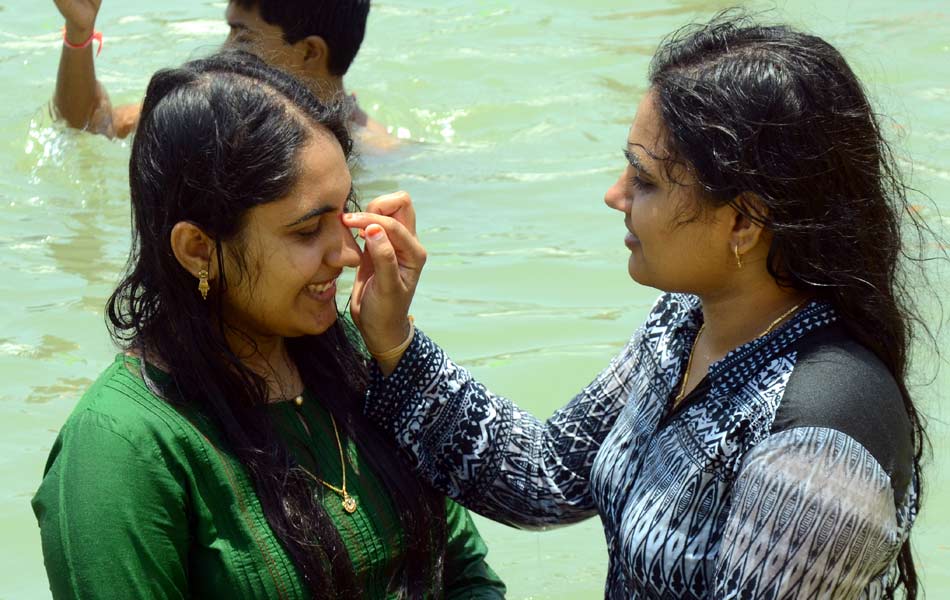 Devotees holly bath at puskara ghats1