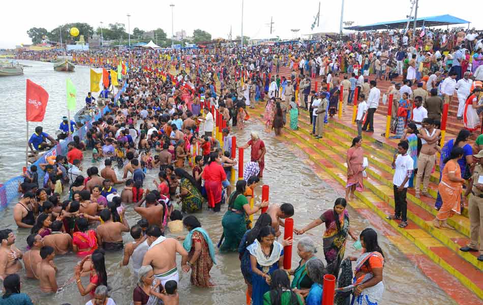 Devotees holly bath at puskara ghats10