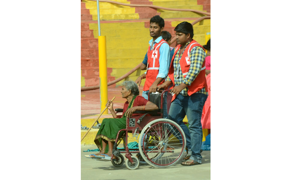 volunteers working for devotees safety11