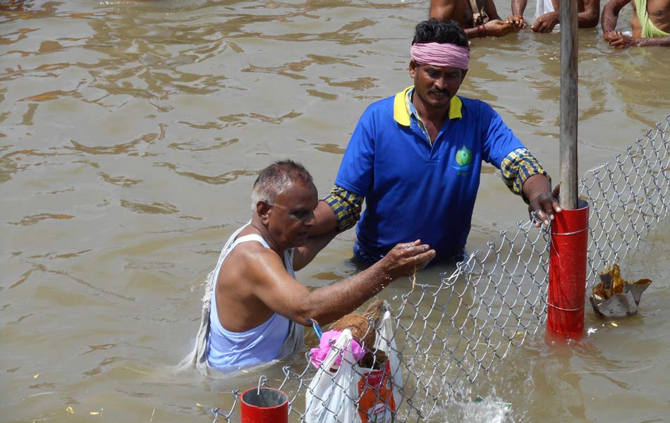 volunteers working for devotees safety4