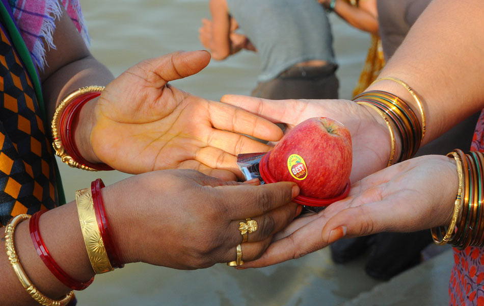 hubbub at puskara ghats6