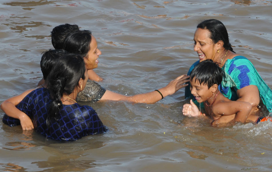 hubbub at puskara ghats15