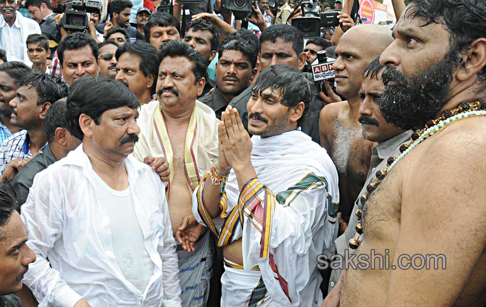 ys jagan mohan reddy in krishna pushkaralu - Sakshi3