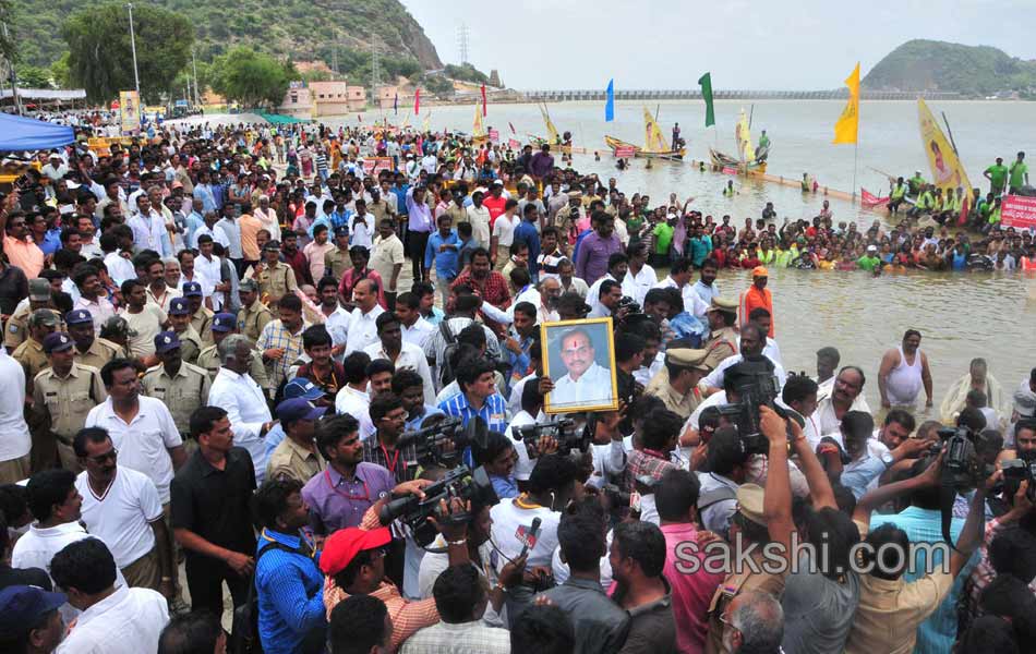 ys jagan mohan reddy in krishna pushkaralu - Sakshi15