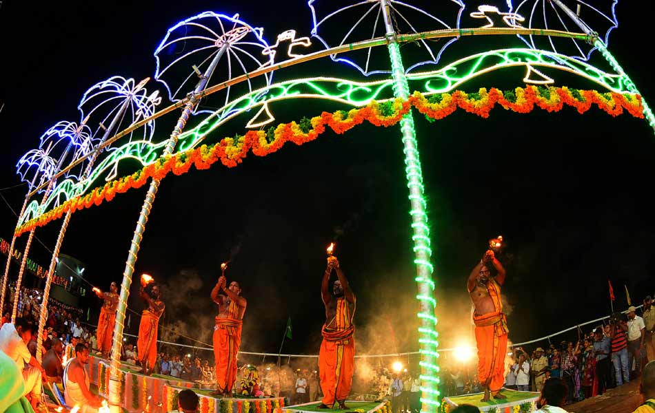 Devotees crowd at Puskara ghats15