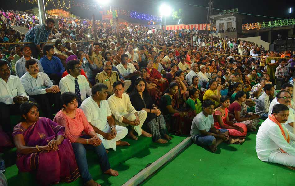 Devotees crowd at Puskara ghats19