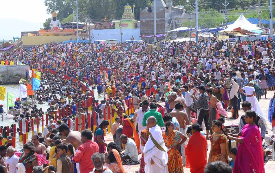 Devotees crowd at Puskara ghats8