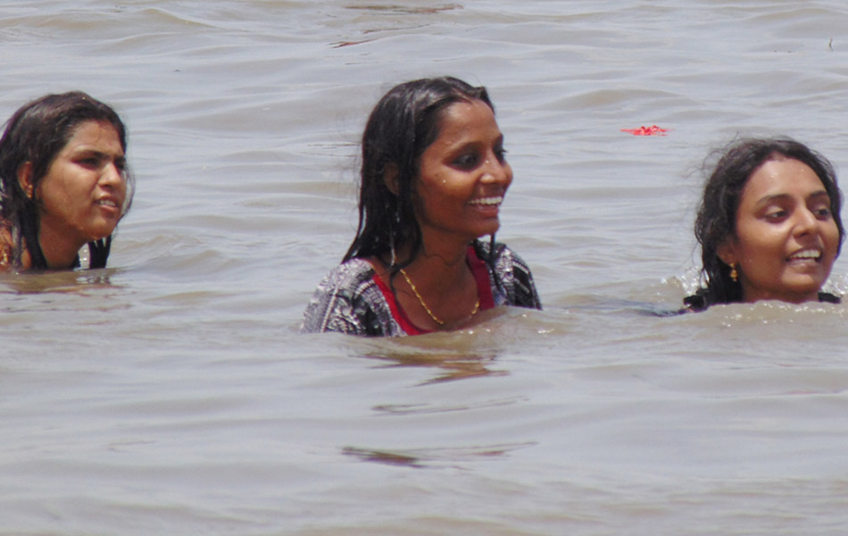 devotees rush to puskara ghat1