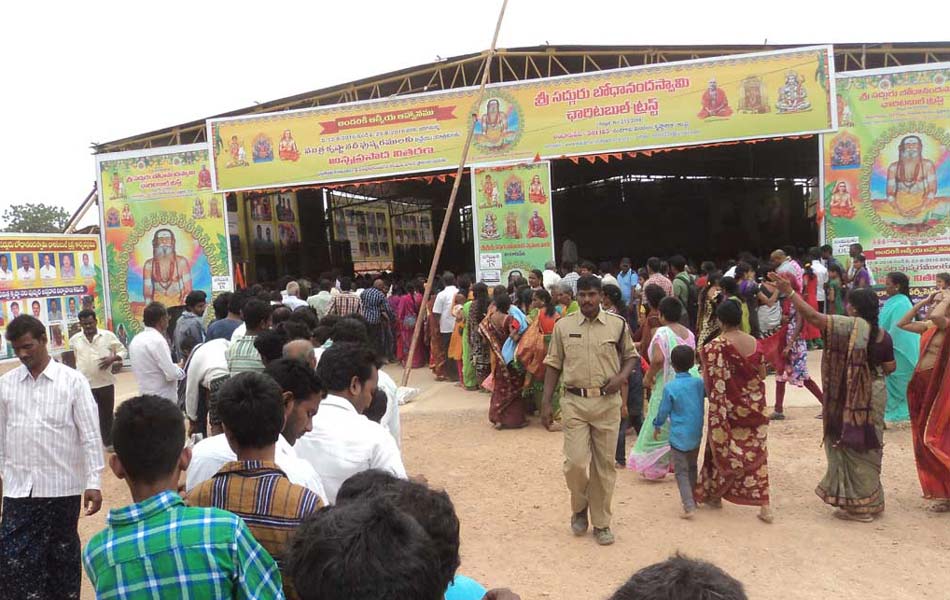 devotees rush to puskara ghat10