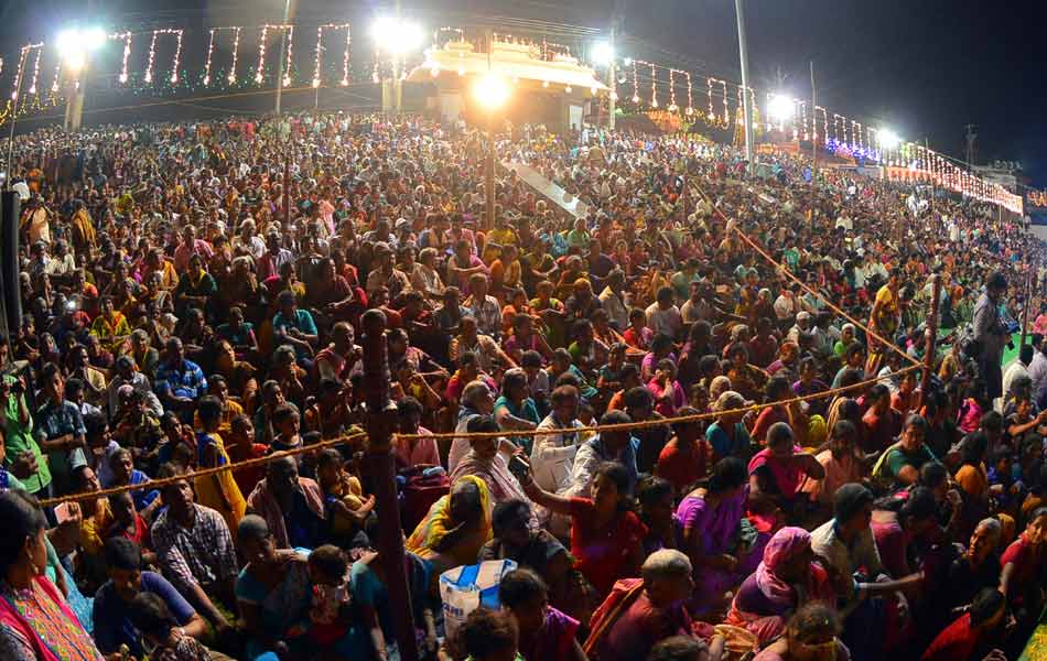 Devotees prayer to Krishna river - Sakshi15