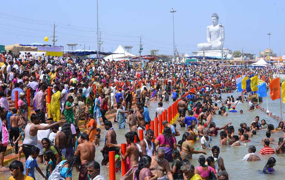 Devotees prayer to Krishna river - Sakshi1