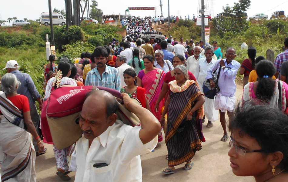 Devotees rush at puskara villages9