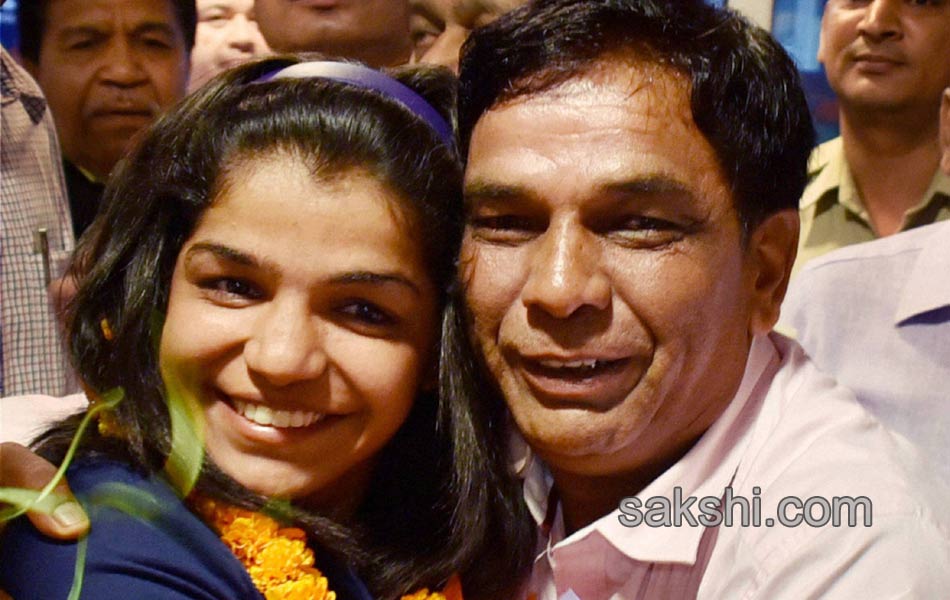 Sakshi Malik being greeted by her family members6