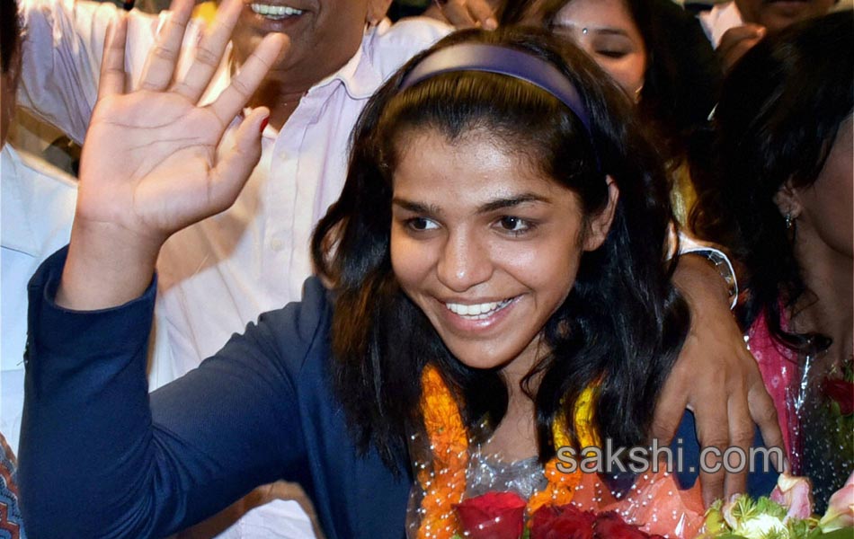 Sakshi Malik being greeted by her family members7