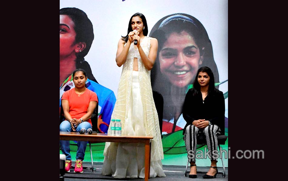 PV Sindhu Sakshi Malik  Dipa Karmakar receive BMW cars  Sachin Tendulkar lauds tr o13