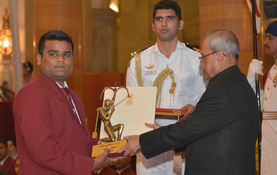 President Pranab Mukherjee confers PV Sindhu  Sakshi Malik  Dipa Karmakar Jitu Rai with Khel Ratna1