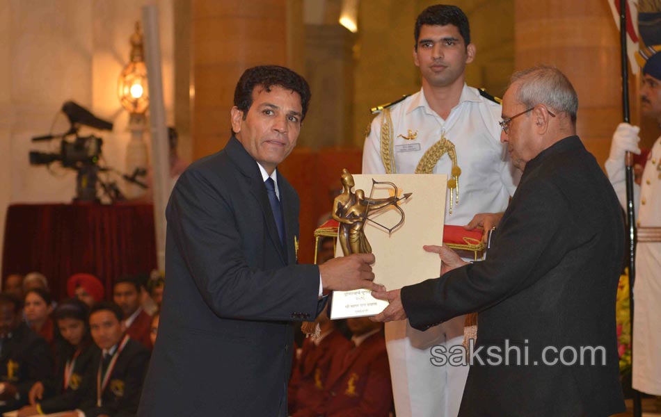 President Pranab Mukherjee confers PV Sindhu  Sakshi Malik  Dipa Karmakar Jitu Rai with Khel Ratna3