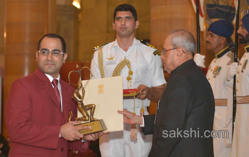 President Pranab Mukherjee confers PV Sindhu  Sakshi Malik  Dipa Karmakar Jitu Rai with Khel Ratna5