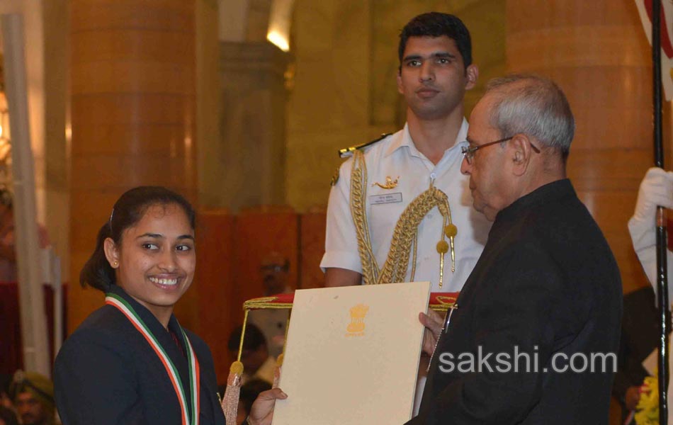 President Pranab Mukherjee confers PV Sindhu  Sakshi Malik  Dipa Karmakar Jitu Rai with Khel Ratna6