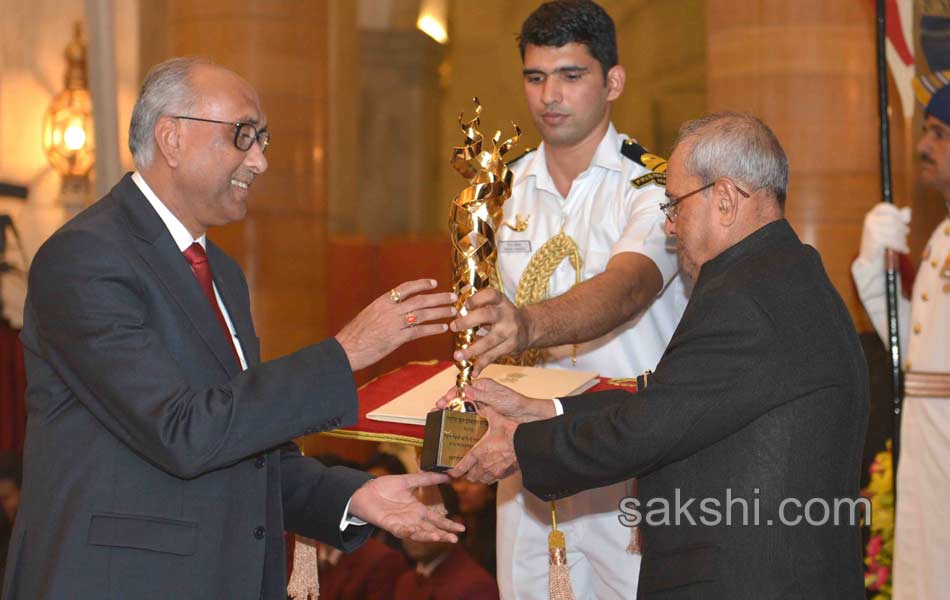 President Pranab Mukherjee confers PV Sindhu  Sakshi Malik  Dipa Karmakar Jitu Rai with Khel Ratna16