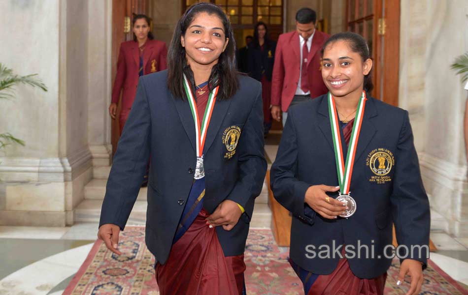 President Pranab Mukherjee confers PV Sindhu  Sakshi Malik  Dipa Karmakar Jitu Rai with Khel Ratna20