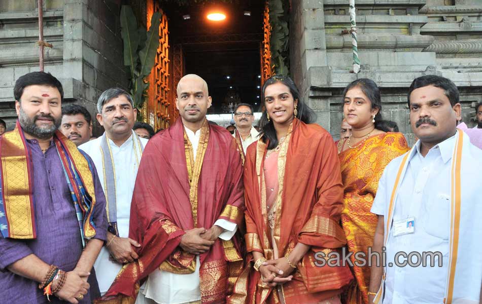 PV sindhu and gopichand visits tirumala3