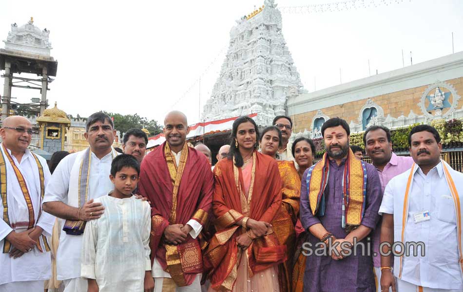 PV sindhu and gopichand visits tirumala5