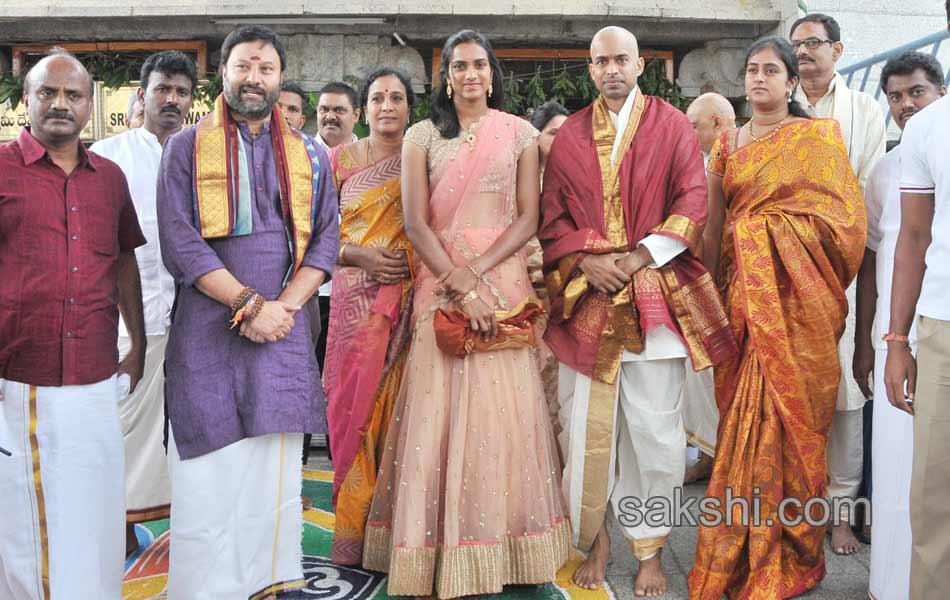 PV sindhu and gopichand visits tirumala10