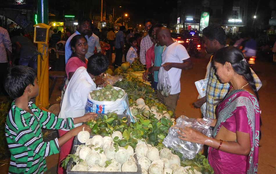 Shopping feast in streets1