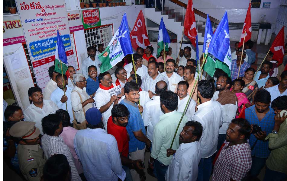 Agitation on State and NDA govts cheating - Sakshi5