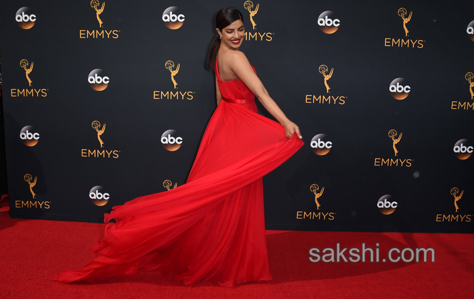 Priyanka chopra presents Emmy Awards4