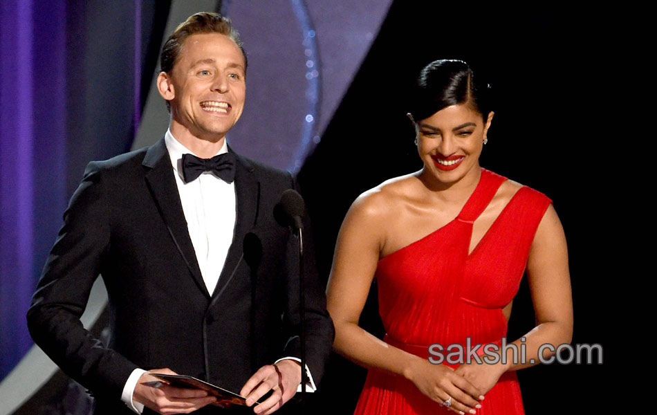 Priyanka chopra presents Emmy Awards5