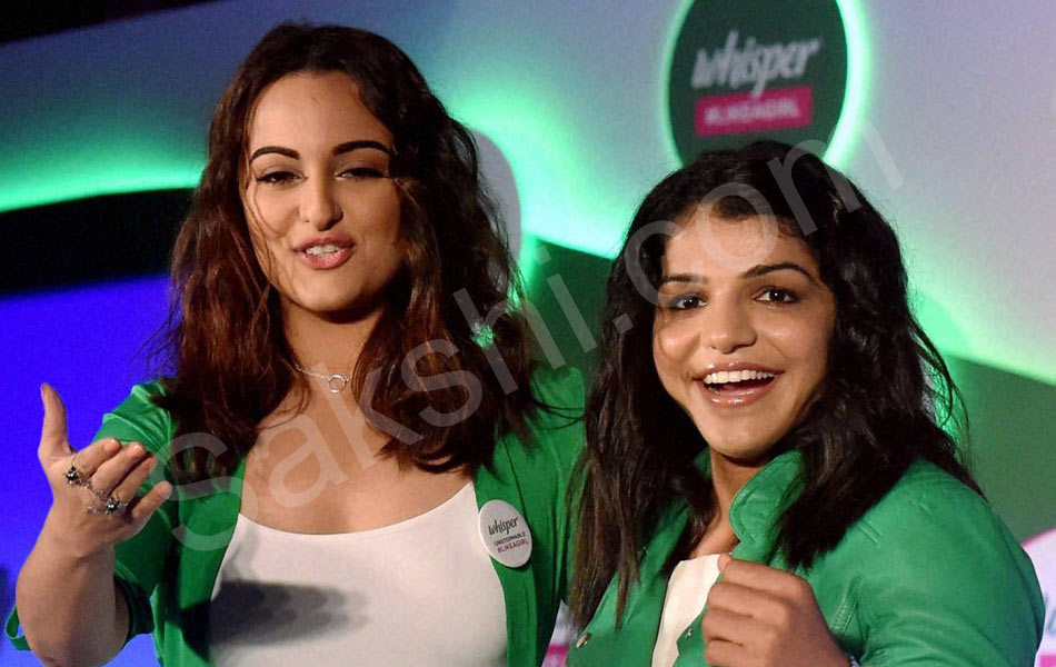 Sakshi Malik and bollywood actress Sonakshi Sinha5
