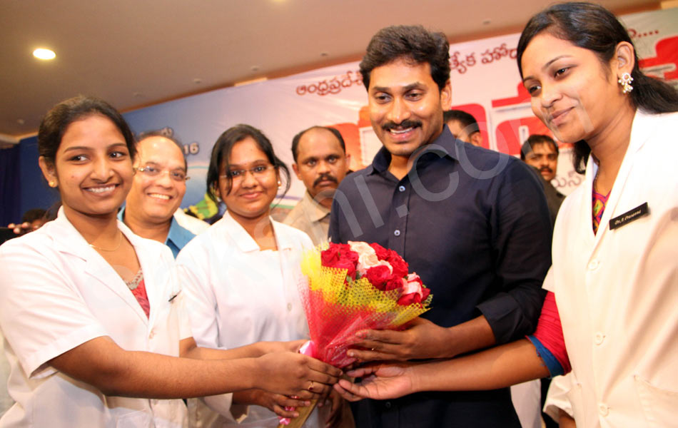 ys jagan mohan reddy yuva bheri in eluru - Sakshi10