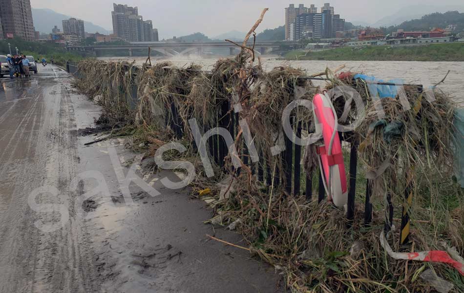 powerful typhoon chaba barrels toward japan17