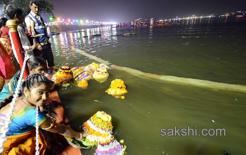 bathukamma festival in Hussain Sagar17