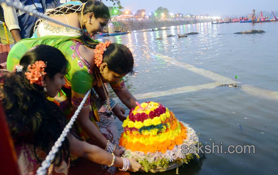 bathukamma festival in Hussain Sagar18