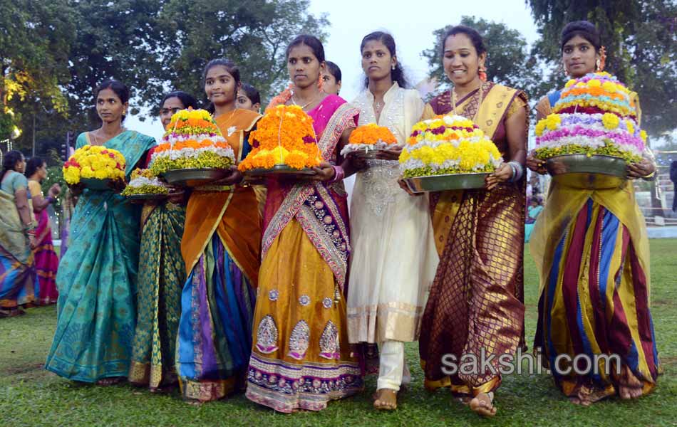 bathukamma festival in Hussain Sagar19