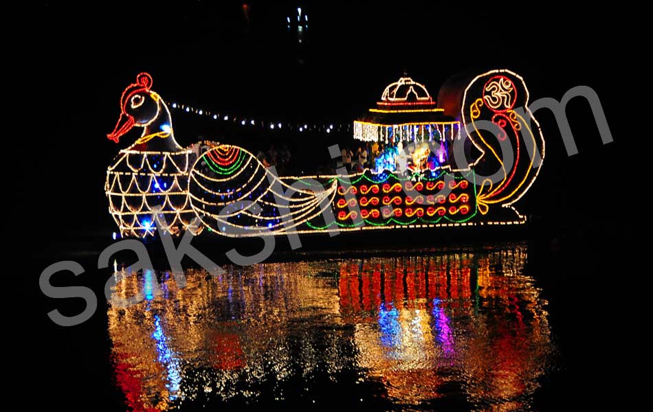 Teppotsavam completed in krishna river1