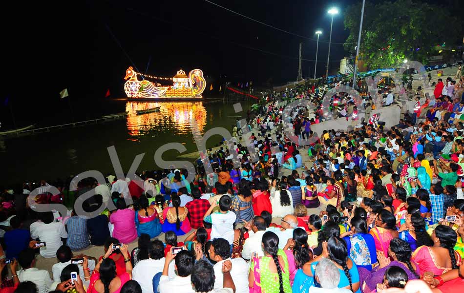 Teppotsavam completed in krishna river2